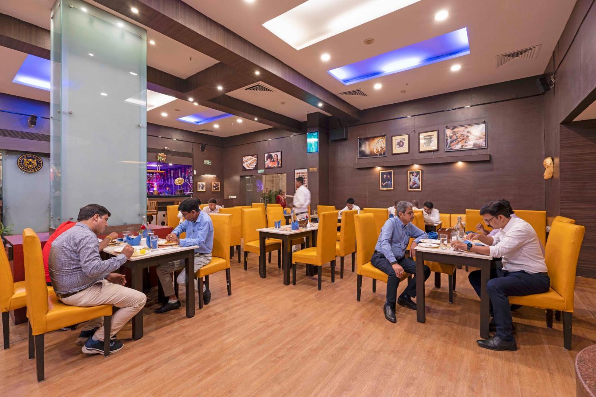 Indismart Hotel โกลกาตา ภายนอก รูปภาพ