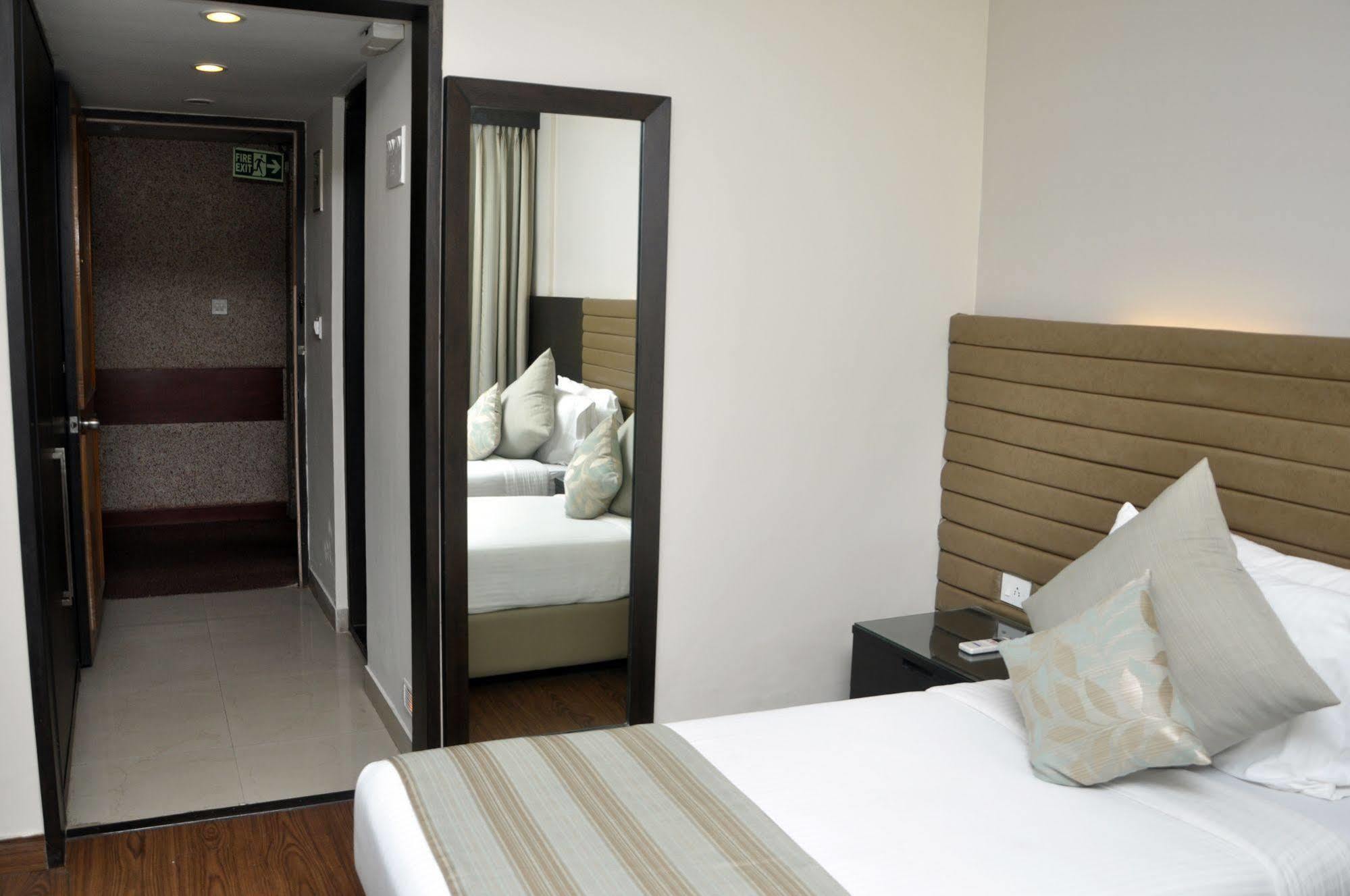 Indismart Hotel โกลกาตา ภายนอก รูปภาพ